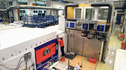 Reaktor für die Forschung. Versuchsaufbauten in der V-Halle im Helmholtz-Zentrum Berlin.