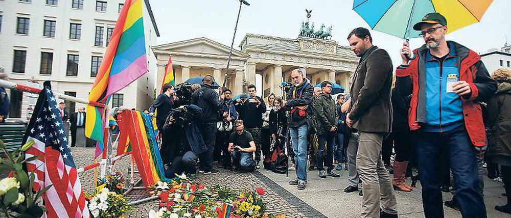Sterne und viele Streifen. Vor der US-Botschaft erinnerten Passanten an die Opfer des Attentats.