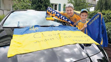 Ab nach Frankreich. Der Potsdamer Vladislav Davidenko freut sich seit Monaten auf das Spiel der deutschen gegen die ukrainische Mannschaft bei der Europameisterschaft. Heute macht er sich auf den Weg, um am Sonntagabend live in Lille dabei zu sein. Auch sein Sohn, der elfjährige Valentin, rüstet sich für das Turnier.