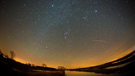 Der Sternenhimmel über einem Feld nahe Lietzen im Landkreis Märkisch-Oderland (Brandenburg).