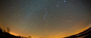 Der Sternenhimmel über einem Feld nahe Lietzen im Landkreis Märkisch-Oderland (Brandenburg).