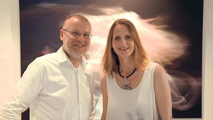 Der Galerist und seine Künstlerin. Wolfgang Menke und Corinna Rosteck vor ihrem Werk in der Ausstellung „Lichtspiele“ im Holländischen Viertel.