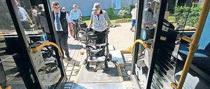 Rückwärts raus. Fahrdienstleiter Jörg Klingbeil (l.) erklärt den Senioren, warum es gefährlich ist, mit Rollator vorwärts aus dem Bus auszusteigen. Die Rampe wird für die Gehhilfen nur dann ausgeklappt, wenn es keinen ausreichend hohen Bordstein gibt.
