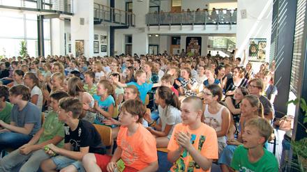 Jubel in der Aula. Fast alle Schüler verfolgten am Mittwoch auf einer Großbildleinwand die Preisverleihung in dem Berliner Kino Kosmos. Das Humboldt-Gymnasium erzielte immerhin den zweiten Platz.