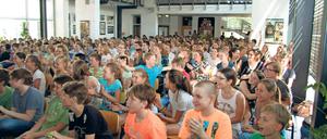 Jubel in der Aula. Fast alle Schüler verfolgten am Mittwoch auf einer Großbildleinwand die Preisverleihung in dem Berliner Kino Kosmos. Das Humboldt-Gymnasium erzielte immerhin den zweiten Platz.