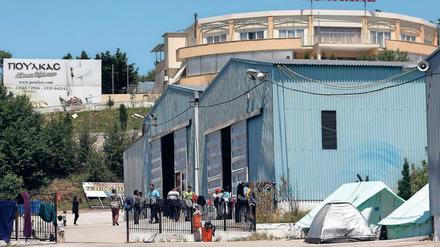 Trostlos. In Lager wie dieses in einer verlassenen Fabrik bei Thessaloniki wurden die Flüchtlinge aus Idomeni gebracht. Doch nur etwa die Hälfte der 8500 Menschen war bei der Räumung überhaupt in die Busse der Regierung gestiegen – der Rest ist stattdessen in wilde Camps gezogen und wartet dort auf eine Weiterreise nach Nordeuropa.