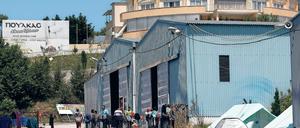 Trostlos. In Lager wie dieses in einer verlassenen Fabrik bei Thessaloniki wurden die Flüchtlinge aus Idomeni gebracht. Doch nur etwa die Hälfte der 8500 Menschen war bei der Räumung überhaupt in die Busse der Regierung gestiegen – der Rest ist stattdessen in wilde Camps gezogen und wartet dort auf eine Weiterreise nach Nordeuropa.