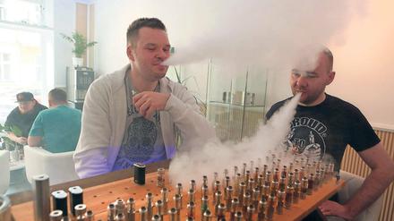 Dampfer unter sich. Florian und Enrico Walter in ihrem Laden in der Schlaatzstraße.