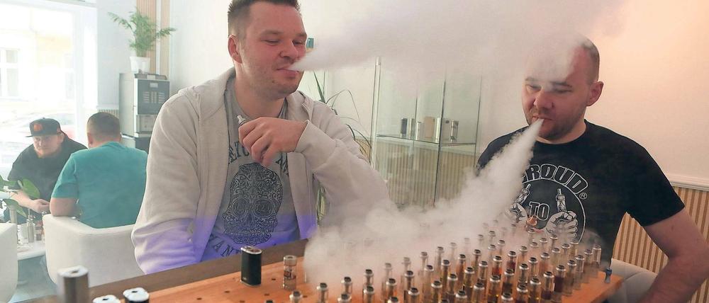 Dampfer unter sich. Florian und Enrico Walter in ihrem Laden in der Schlaatzstraße.