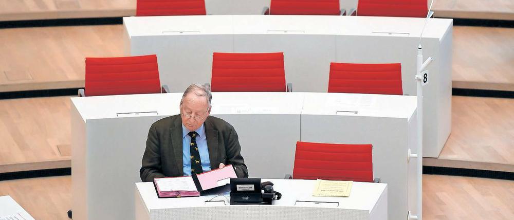 Entdeckt den Punk in sich. Alexander Gauland, AfD-Fraktionchef im Brandenburger Landtag, provoziert gern, beleidigt Polizisten und findet, Verbote kann man auch mal brechen.