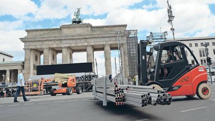 Die Vorbereitungen laufen. Ein Arbeiter mit einem Gabelstapler vor dem Brandenburger Tor. Rund 300 000 Menschen werden am Sonntag zum ersten Spiel der deutschen Mannschaft gegen die Ukraine auf der Fanmeile erwartet.