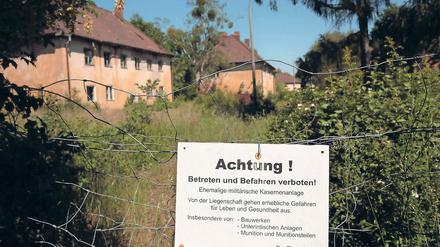 Das einstige Kasernengelände Krampnitz: Das Gebiet will die Stadt zum Wohnviertel für 3800 Menschen entwickeln. Doch Rechtsstreitereien behindern die Pläne seit Jahren. Nun sind sich auch Stadt und Land uneins. Es geht um einen alten Umweltschaden.