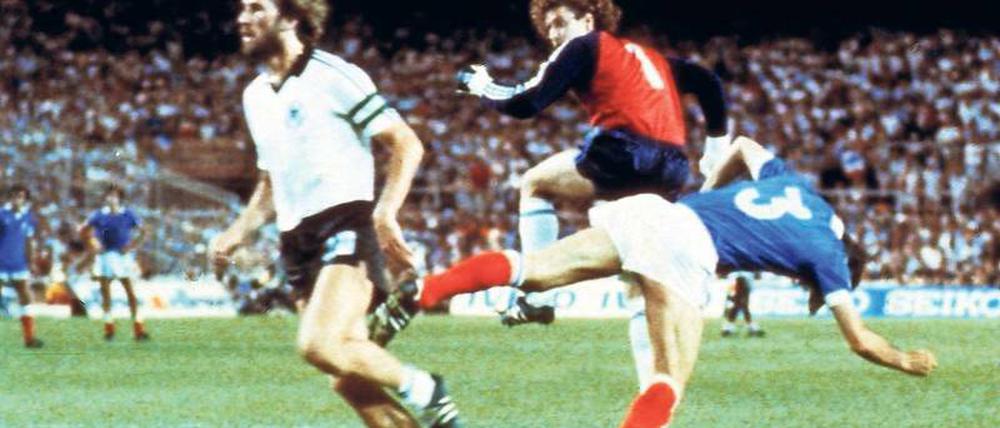 Nach seinem Foul an Patrick Battiston (blau) galt Toni Schumacher (rot) bei den Franzosen als Fußball-Nazi.
