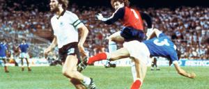 Nach seinem Foul an Patrick Battiston (blau) galt Toni Schumacher (rot) bei den Franzosen als Fußball-Nazi.