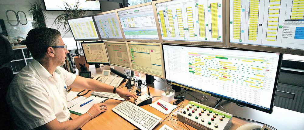 Alles im Blick. Fahrdienstleiter Jörg Schulz und seine sieben Kollegen überwachen im Schichtdienst auf einem Dutzend Monitoren das Potsdamer Bus- und Tramnetz.