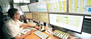 Alles im Blick. Fahrdienstleiter Jörg Schulz und seine sieben Kollegen überwachen im Schichtdienst auf einem Dutzend Monitoren das Potsdamer Bus- und Tramnetz.