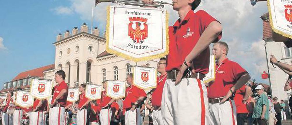 Zweimal Gold. Der Fanfarenzug auf dem Markt in Neustrelitz.