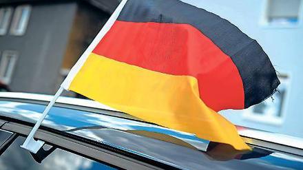 Für Schland. Fähnchen an den Autos sind in Potsdam noch die Ausnahme.