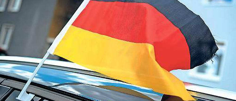 Für Schland. Fähnchen an den Autos sind in Potsdam noch die Ausnahme.