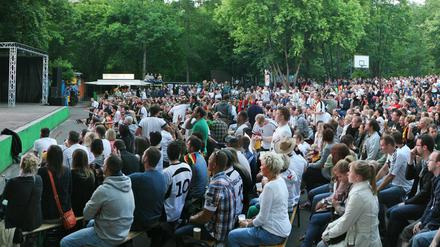 Gemeinsam ist es schöner: Public Viewing im Lindenpark.