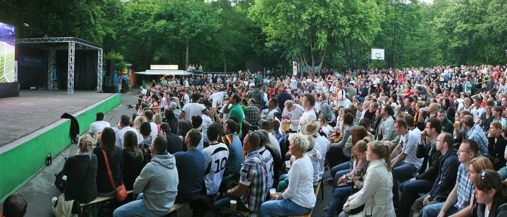 Gemeinsam ist es schöner: Public Viewing im Lindenpark.