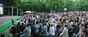 Gemeinsam ist es schöner: Public Viewing im Lindenpark.