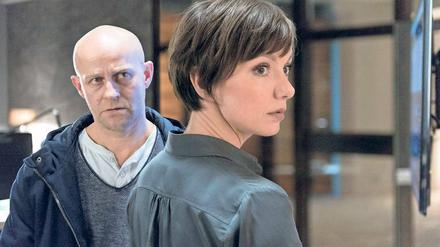 Der Ex-Lover hilft. Elena (Julia Koschitz) und Marc (Jürgen Vogel) erhoffen sich durch nächtliches Spionieren in der Bank Einblicke in Ahrends’ Daten.