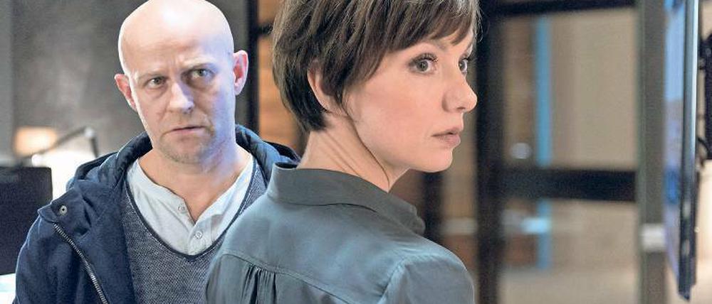 Der Ex-Lover hilft. Elena (Julia Koschitz) und Marc (Jürgen Vogel) erhoffen sich durch nächtliches Spionieren in der Bank Einblicke in Ahrends’ Daten.