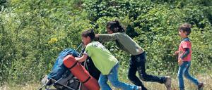 Kein Durchkommen. Kinder in der Nähe des Flüchtlingslagers Idomeni im Norden Griechenlands auf dem Weg in eine neue Unterkunft.