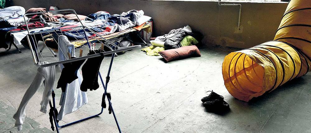 In den ersten Tagen. So sah es im Oktober 2015 in der Notunterkunft Unterschleuse auf einem früheren Gelände der Bundespolizei in Eisenhüttenstadt (Brandenburg) aus. Ein Untersuchungsbericht berichtet nun detailliert über die Missstände vor Ort.