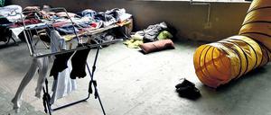 In den ersten Tagen. So sah es im Oktober 2015 in der Notunterkunft Unterschleuse auf einem früheren Gelände der Bundespolizei in Eisenhüttenstadt (Brandenburg) aus. Ein Untersuchungsbericht berichtet nun detailliert über die Missstände vor Ort.