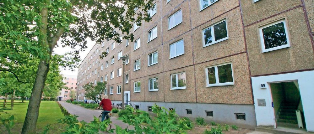 Der Wohnblock in der Haeckelstraße wurde Anfang der 1970er-Jahre gebaut. Nun soll er saniert werden. Die Bewohner, darunter 80 Flüchtlinge, müssen deshalb bis Ende August umziehen.