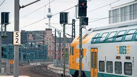 Immer schön langsam. Ein Odeg-Zug verlässt den Hauptbahnhof in Richtung Cottbus. Eigentlich dauert die Fahrt nur knapp eineinhalb Stunden. Doch Pendler wissen: „Eigentlich“ ist selten.