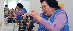 Wenn die Zeit stehen bleibt. Joachim Liebe aus Potsdam hat im Dorf Wiepersdorf die Friseurin Erika fotografiert. Er gehört zu den ehemaligen Stipendiaten auf Schloss Wiepersdorf, die jetzt im KunstHaus ausstellen.