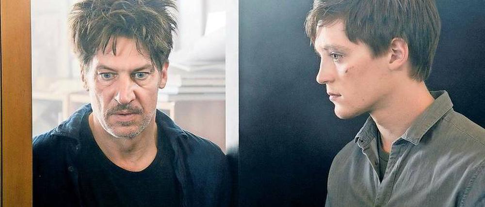 Rollenwechsel. Simon (Jonas Nay, rechts) übernimmt in der Familie immer mehr die Aufgaben seines Vaters (Tobias Moretti).