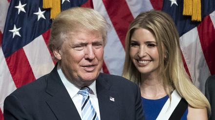 Am 16. Juli 2016 steht der republikanische Präsidentschaftskandidat Donald Trump neben seine Tochter Ivanka Trump und ihren Ehemann Jared Kushner.