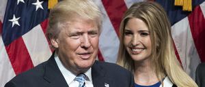 Am 16. Juli 2016 steht der republikanische Präsidentschaftskandidat Donald Trump neben seine Tochter Ivanka Trump und ihren Ehemann Jared Kushner.