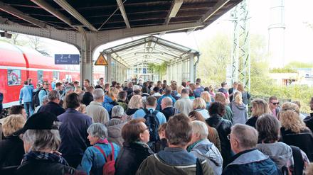 Gefahr am Bahnhof. Im Kraftwerk in der Nähe des Bahnhofs, über den Tausende zum Baumblütenfest anreisten, gab es eine Verpuffung, die einen Großeinsatz der Feuerwehr ausgelöst hat. Der Vorfall endete glimpflich.