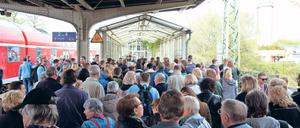 Gefahr am Bahnhof. Im Kraftwerk in der Nähe des Bahnhofs, über den Tausende zum Baumblütenfest anreisten, gab es eine Verpuffung, die einen Großeinsatz der Feuerwehr ausgelöst hat. Der Vorfall endete glimpflich.