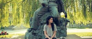 Spurensuche. Ani Palyan 2015 in Jerewan vor der Statue des armenischen Dichters Howhannes Schiras.