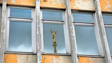 Keine Zukunft. Die marode Fassade der Fachhochschule – im kommenden Jahr soll das Gebäude abgerissen werden. Das haben die Stadtverordneten erneut bestätigt.