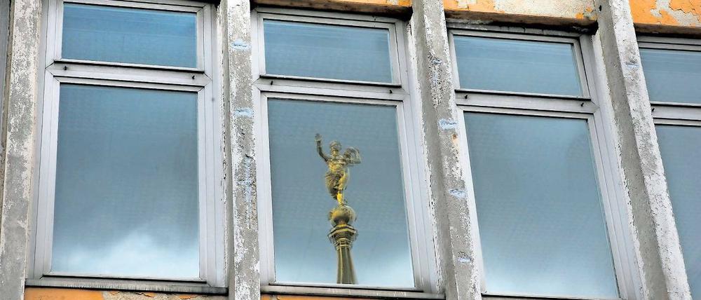 Keine Zukunft. Die marode Fassade der Fachhochschule – im kommenden Jahr soll das Gebäude abgerissen werden. Das haben die Stadtverordneten erneut bestätigt.