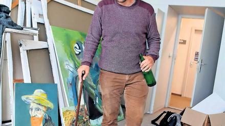 Unter Holländern. Menno Veldhuis ist gebürtiger Niederländer, wie sein großes Vorbild Vincent van Gogh, dessen Porträt sich vielfach im Atelier des Malers findet. Der in Potsdam lebende Künstler hatte 2015 einen Schlaganfall – jetzt arbeitet er wieder.