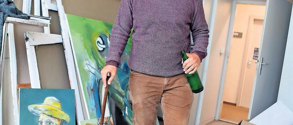 Unter Holländern. Menno Veldhuis ist gebürtiger Niederländer, wie sein großes Vorbild Vincent van Gogh, dessen Porträt sich vielfach im Atelier des Malers findet. Der in Potsdam lebende Künstler hatte 2015 einen Schlaganfall – jetzt arbeitet er wieder.