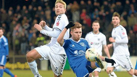 Ein drittes Mal. Zweimal begegneten sich Babelsbergs Severin Mihm (links) und FSV-Kicker Sascha Guthke mit ihren Teams in dieser Saison bereits. In der Regionalliga endeten die Partien 1:1 und 6:1 für den SVB. Nun treffen sie sich im Pokalfinale wieder.