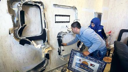 Schießen und Schließen. Die israelische Armee attackierte die Radiostation Al Humia in Hebron im Westjordanland und verbot dann für sechs Monate den Sendebetrieb.