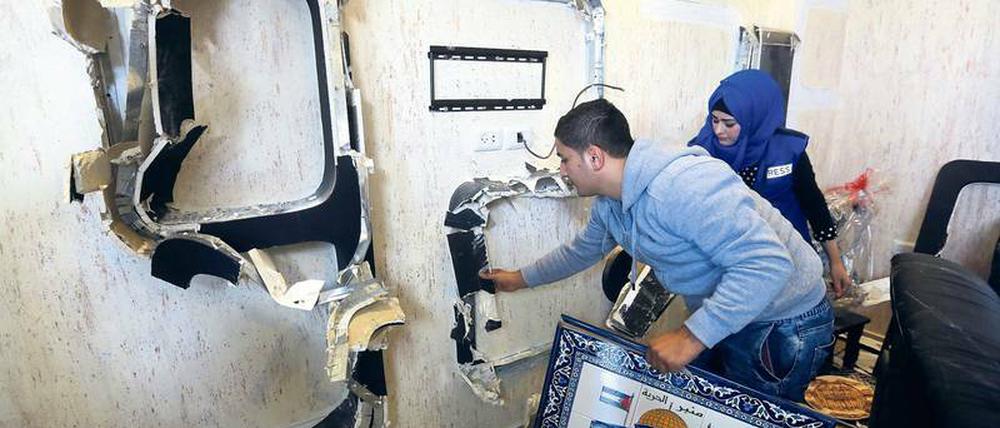 Schießen und Schließen. Die israelische Armee attackierte die Radiostation Al Humia in Hebron im Westjordanland und verbot dann für sechs Monate den Sendebetrieb.