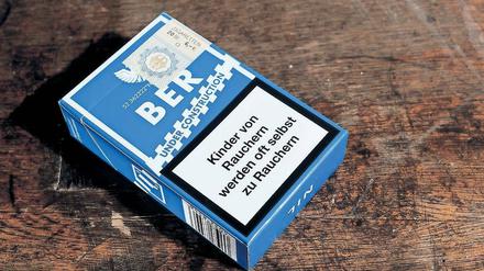 Rauchanlage. Die Zigaretten der Marke „Nil“ gibt es aktuell in einer Sonderedition. Auf die Packungen gedruckt sind die Luftfahrt-Codes verschiedener deutscher Flughäfen, zum Beispiel TXL für Tegel oder LEJ für Leipzig – und der Code einer Baustelle: BER steht auf der Schachtel, versehen mit dem Zusatz „Under Construction“. Aus der Pressestelle von JTI, dem Nil-Mutterkonzern, heißt es: „Da wollten die Kollegen einen kleinen Joke machen.“ Mit der Entrauchungsanlage habe das nichts zu tun. Aber bevor jetzt wieder die hämischen Spitzen vor allem aus dem bayrischen Raum kommen: Der Münchner Flughafen ist gar nicht dabei.Text: Bodo Straub;