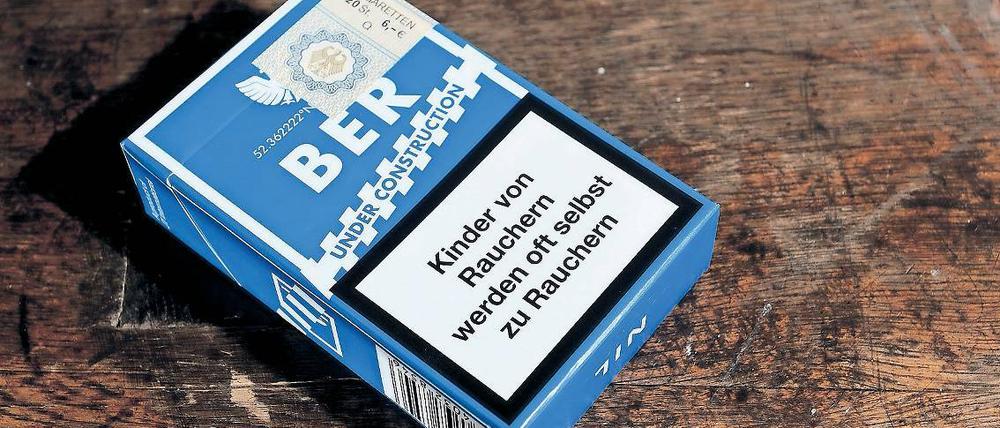 Rauchanlage. Die Zigaretten der Marke „Nil“ gibt es aktuell in einer Sonderedition. Auf die Packungen gedruckt sind die Luftfahrt-Codes verschiedener deutscher Flughäfen, zum Beispiel TXL für Tegel oder LEJ für Leipzig – und der Code einer Baustelle: BER steht auf der Schachtel, versehen mit dem Zusatz „Under Construction“. Aus der Pressestelle von JTI, dem Nil-Mutterkonzern, heißt es: „Da wollten die Kollegen einen kleinen Joke machen.“ Mit der Entrauchungsanlage habe das nichts zu tun. Aber bevor jetzt wieder die hämischen Spitzen vor allem aus dem bayrischen Raum kommen: Der Münchner Flughafen ist gar nicht dabei.Text: Bodo Straub;