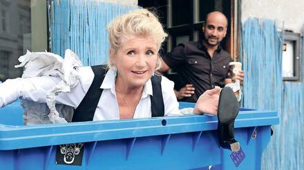 Und Hollywood? Fanny (Jutta Speidel) versteckt sich im ARD-Film vorm Gerichtsvollzieher. Auf Wohlfühlstimmung möchte sich die Schauspielerin aber nicht festlegen lassen.